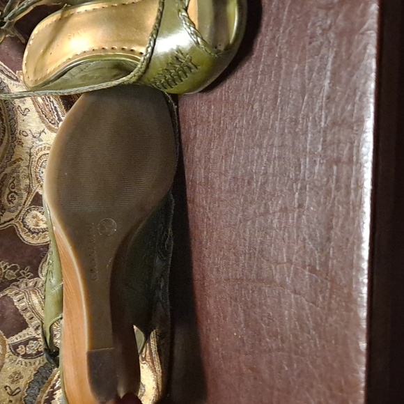 Shoes - Picture 3 of 4